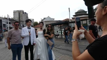 Taksim’de düğün fotoğrafı çektiren Çinli çift ilgi odağı oldu
