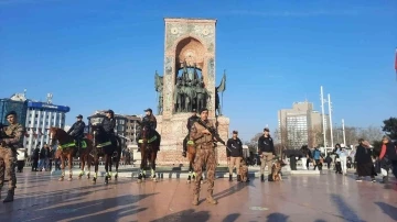 Taksim’de yılbaşı öncesi devriye gezen atlı polislere büyük ilgi
