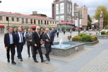 Tamer Karadağlı, Saathane Meydanı’nı inceledi
