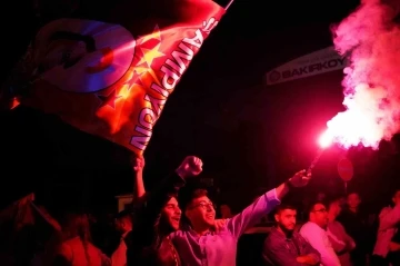 Taraftarlar, Florya Metin Oktay Tesisleri içinde takımı bekliyor
