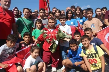 Tarihe geçen milli sporcu Abdullah Kayapınar halaylarla karşılandı
