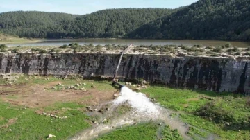 Tarihi bentte biriken su, kuruma tehlikesi geçiren Sazlıdere Barajı’na aktarılıyor
