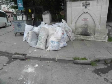 Tarihi bölgenin kaldırımında günlerce bekleyen moloz yığınları
