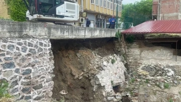 Tarihi İznik çini fırınlarının kazı alanı istinat duvarı çöktü