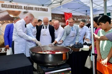 Tarihi Mısır Çarşısı’nda 20 bin kişilik aşure dağıtıldı
