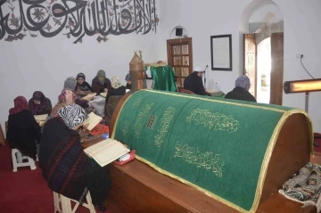 Tarihi türbede yarım asırlık mukabele geleneği yaşatılıyor
