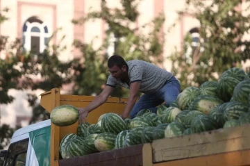 Bursalılara ücretsiz karpuz dağıtıldı