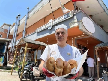 Tarsus Belediyesi, ucuz ekmeği halkla buluşturmaya devam ediyor
