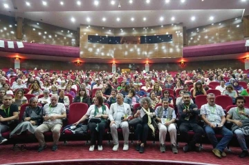 Tarsus Şehir Tiyatrosu, ’Çehov Vodvil’ oyununu İzmir’de sahneledi
