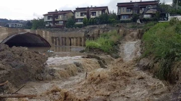 Taşan dere, hızlı tren şantiyesindeki tüneli sular altında bıraktı
