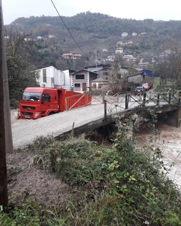 Az kalsın sele kapılıyordu, İtfaiye kurtardı!