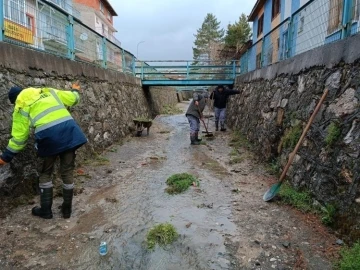 Taşkından korunma kanalında temizlik çalışmaları başlatıldı
