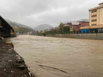 Taşma noktasına gelen derelerin kenarına araç park etmek yasaklandı
