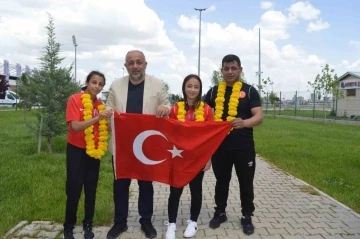 Taşoluklu güreşçiler çiçeklerle karşılandı
