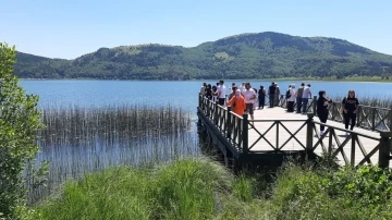 Tatilciler doğa harikası Abant’a akın etti