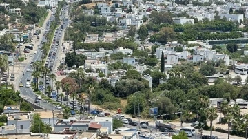 Tatilciler dönüş yoluna geçti, kilometrelerce araç kuyruğu oluştu
