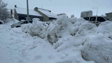 Tatvan’da biriken karlar yer yer 3 metreyi geçti
