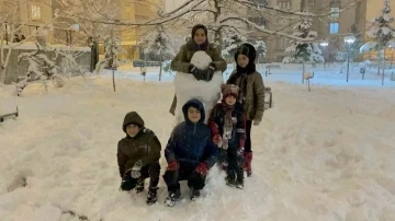 Tatvanlı çocukların kartopu ve kardan adam keyfi
