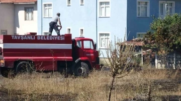 Tavşanlı’da ot yangını evlere ulaşmadan söndürüldü
