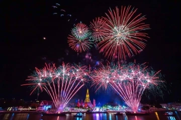 Tayland’da yeni yıla görkemli karşılama
