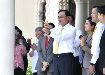 Taylandlı darbe lideri Prayut Chan-o-cha hükümet konağına veda etti
