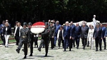 TBMM Başkanı Kurtulmuş ve Başkanlık Divanı üyelerinden Anıtkabir ziyareti