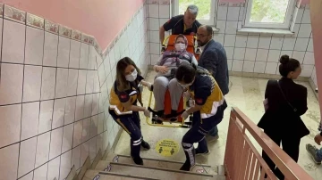 Tedavi gördüğü hastaneden ambulansla oy kullanmaya geldi
