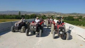 Tehlikeli geçidi kullanmak istemeyen üreticiler, yolu kapatarak tepki gösterdi
