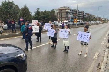 Tehlikeli okul yolunda korkulan oldu, veliler isyan etti
