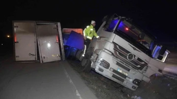 Tekel ve alkol ürünleri taşıyan tır devrildi: Alkollü sürücünün ehliyetine el konuldu
