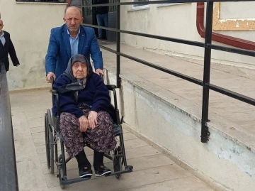 Tekirdağ’da 107 yaşındaki &quot;asırlık çınar&quot; sandık başına gitti
