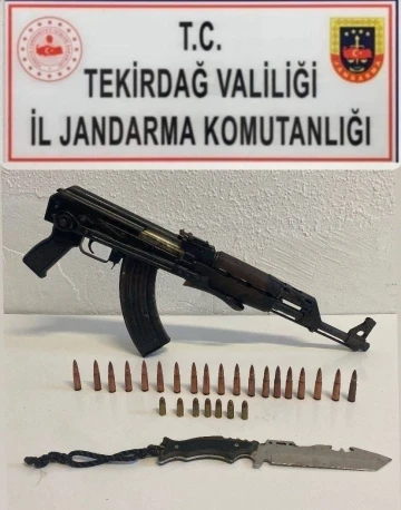 Tekirdağ’da bir evde Kalaşnikof ele geçirildi
