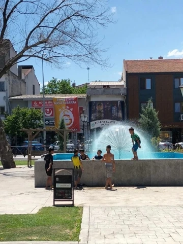 Tekirdağ’da çocukların süs havuzunda tehlikeli oyunu
