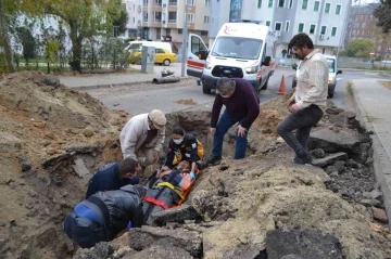 Tekirdağ’da işçi kepçenin kazdığı çukura düştü
