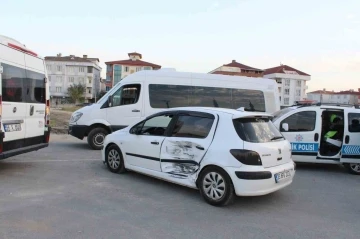 Tekirdağ’da işçi servisi ile otomobil çarpıştı
