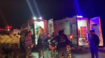 İşçi servisiyle kamyonet kafa kafaya çarpıştı, 1 ölü, 20 yaralı