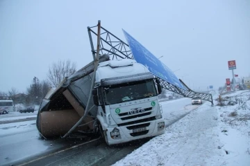 Tekirdağ’da Tır dorsesi devrildi, yol kapandı