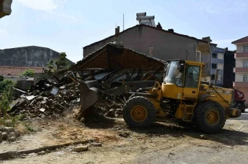 Tekirdağ’da metruk bina kepçeyle yıkıldı
