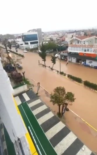 Tekirdağ’da sağanak yolları göle çevirdi
