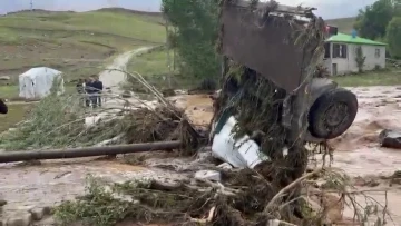 Tekman’da yağmur ve dolu etkili oldu, dereler taştı
