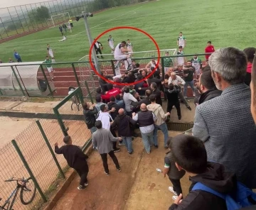 Tellere çıkan futbolcu, çivili kramponla taraftara böyle tekme attı
