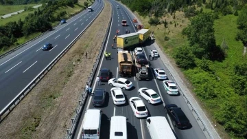 TEM’de tır devrildi, kilometrelerce kuyruk oluştu
