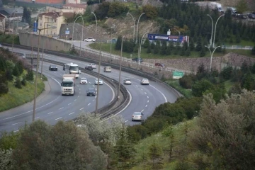 TEM Otoyolu Kocaeli geçişinde bayram trafiği akıcı seyrediyor