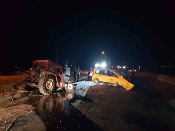 Ters şerde giren traktör taksi ile çarpıştı: 3 yaralı
