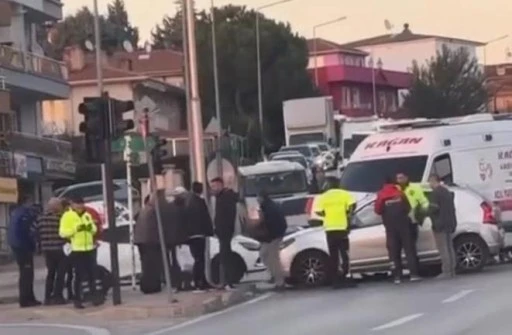 Bursa'da ters yönden ilerleyen ambulans otomobile çarptı