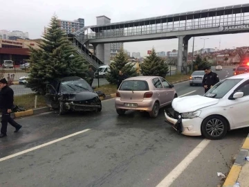 Ters yöne giren otomobil, karşı yönden gelen otomobil ile kafa kafaya çarpıştı: 4 yaralı
