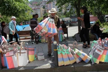 Terziliği bıraktı, çanta üretimine başladı
