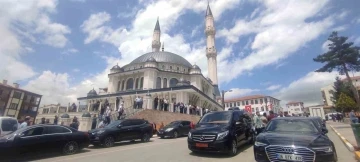 Tevhid Cami ibadete açıldı
