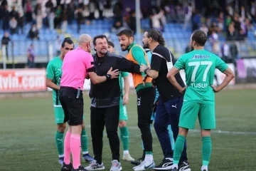 TFF 3. Lig maçında hakem golü verip sonra iptal edince ortalık karıştı
