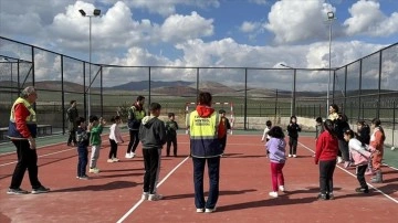 THF, depremzede çocuklara hentbol dersi verdi